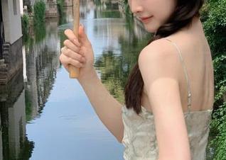 进入51吃瓜,瞬间被网盘视频的奇特画面勾引,好奇心满分!