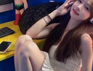 吃瓜网站最新上传，视频里那个宅男对俄罗斯的雪地表演有点意思啊！