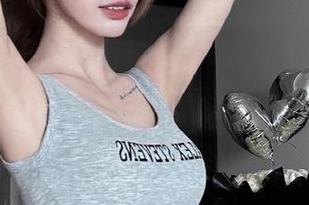 在91黑料社首页翻到一位小姐姐的自拍,我的眼光不自觉地停留……太会拍了吧!